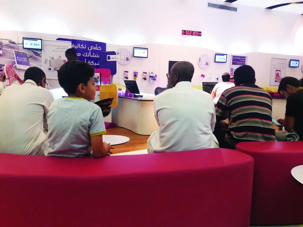 






عملاء لدى أحد فروع الاتصالات بجدة                                                                                                            (مكة)