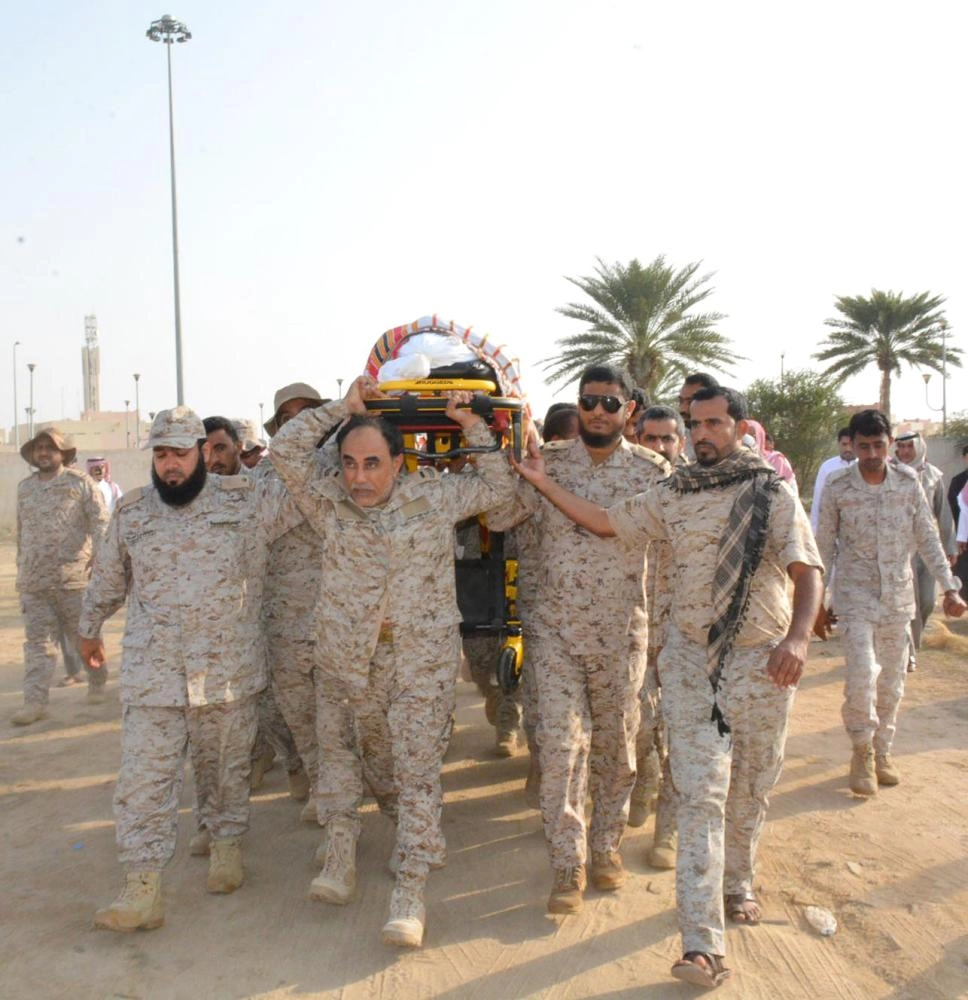 زملاء الشهيد يشيعون جثمانه        (واس)