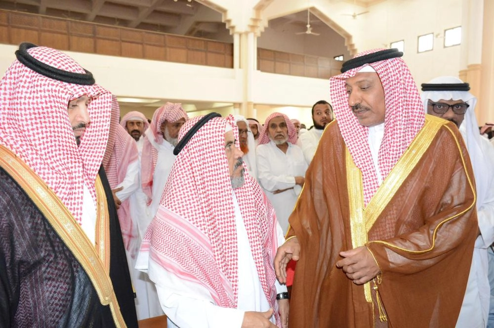 أحمد بن زعلة معزيا أسرة الشهيد محمد جنادي     (واس)