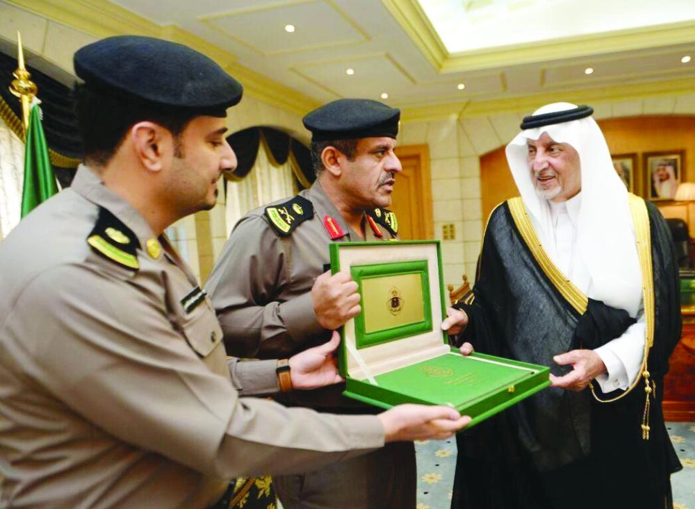 






خالد الفيصل يتسلم التقرير السنوي لإنجازات شرطة المنطقة              (واس)