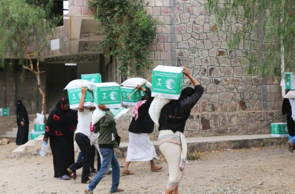 






يمنيون يتسلمون مساعدات غذائية                            (واس)