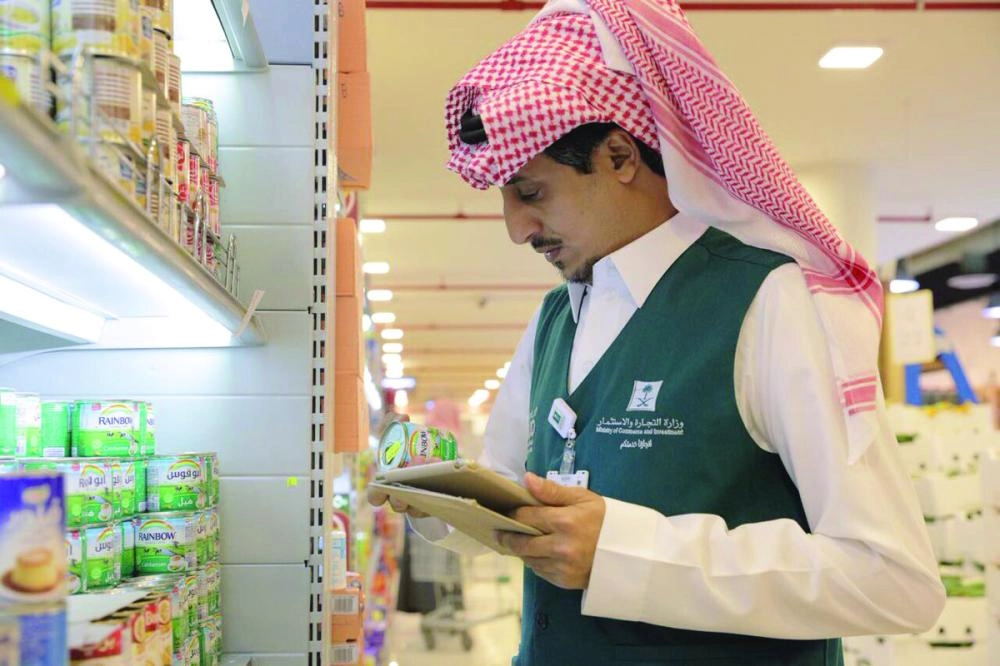 






ممثل وزارة التجارة أثناء التفتيش على المحلات بعد تطبيق الضريبة                                                                                      (مكة)