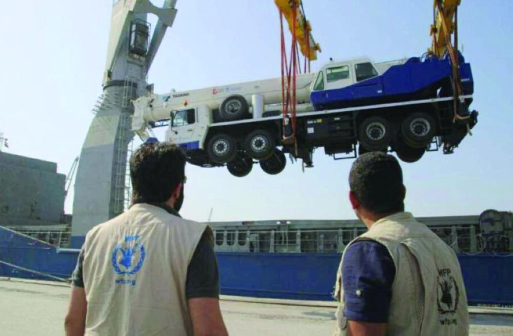 






إحدى الرافعات لدى وصولها لليمن     (تويتر)