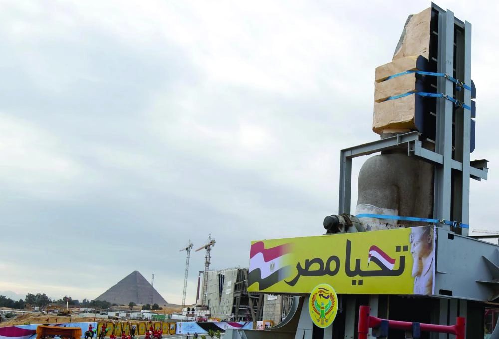 جانب من عملية نقل التمثال (د ب أ)