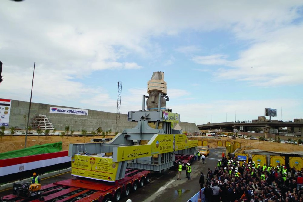 جانب من عملية نقل التمثال (د ب أ)