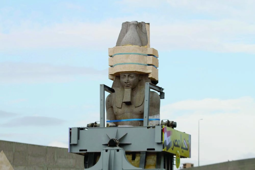 جانب من عملية نقل التمثال (د ب أ)