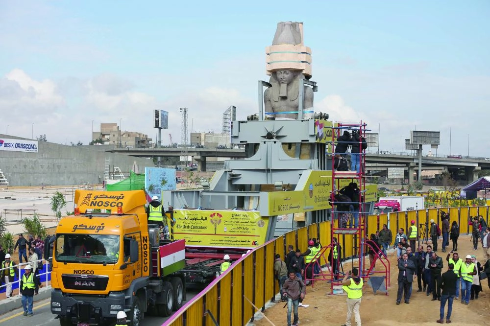 جانب من عملية نقل التمثال (د ب أ)