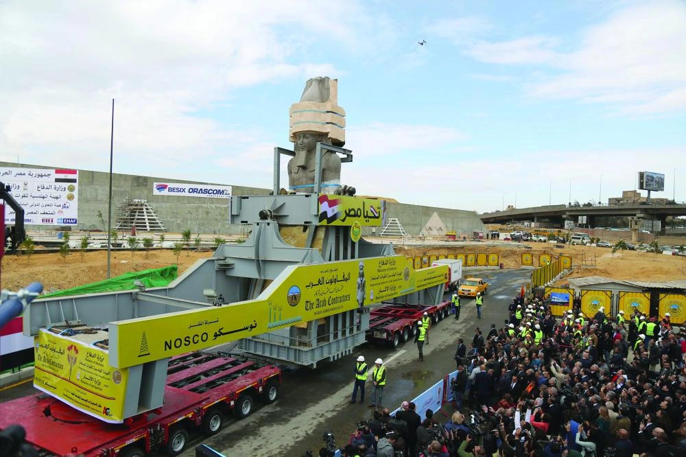 






جانب من عملية نقل التمثال                                        (د ب أ)