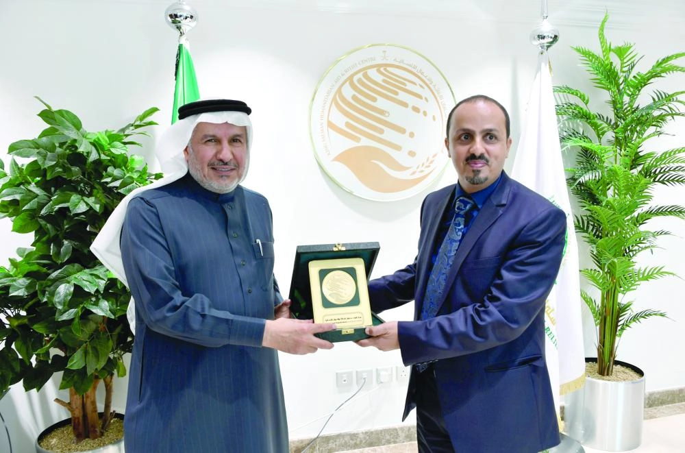 






الربيعة يتسلم الدرع من الإرياني                     (واس)