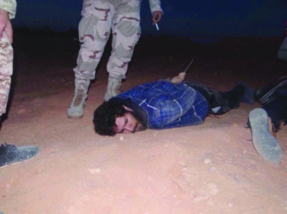 






لحظة القبض على أحد خاطفي السودانيين في ليبيا       (تويتر)