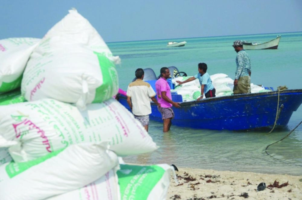 






 لحظة وصول السلال الإغاثية لجزيرتي الفشت وبكلان