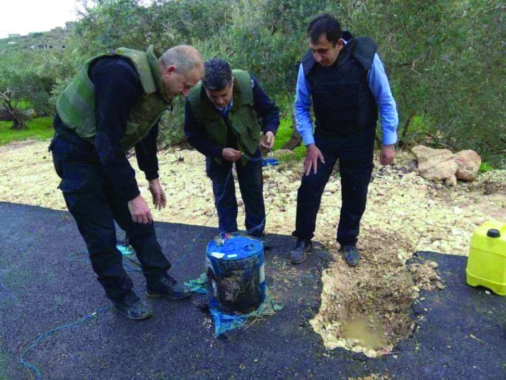 






وحدة هندسة المتفجرات لحظة تفكيك إحدى العبوات                                                         (تويتر)