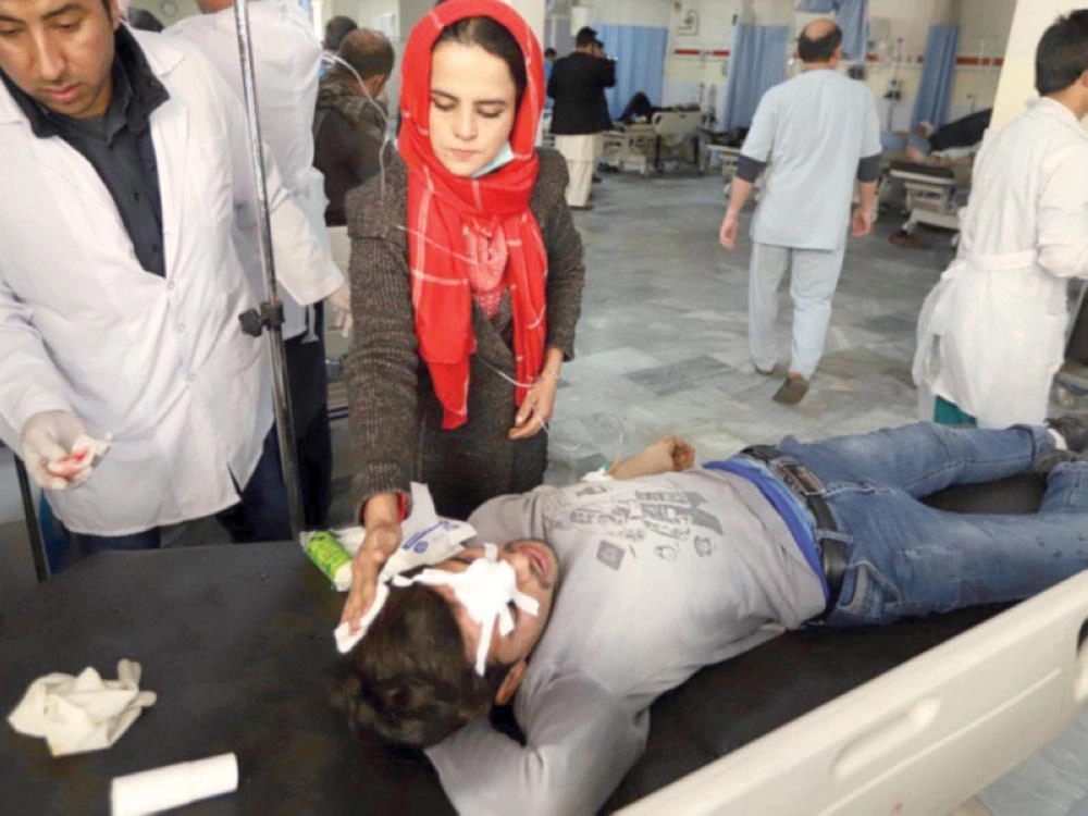 أحد المصابين يتلقى العلاج بعد إصابته في التفجير (تويتر)