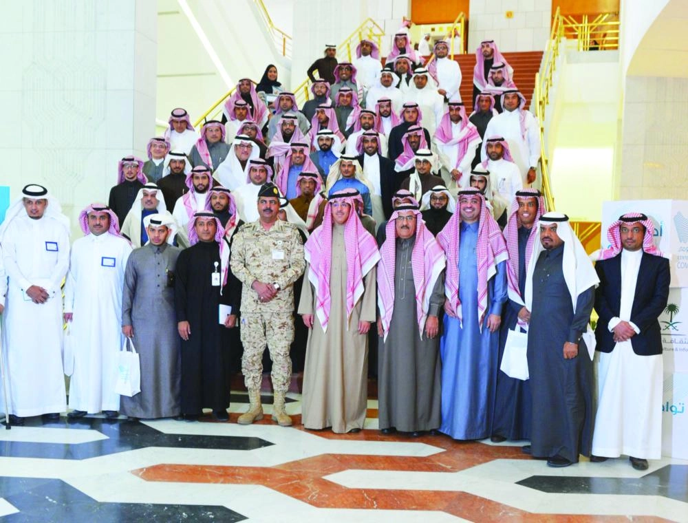 العواد يتوسط مسؤولي العلاقات العامة والإعلام والاتصال بالأجهزة الحكومية (واس)