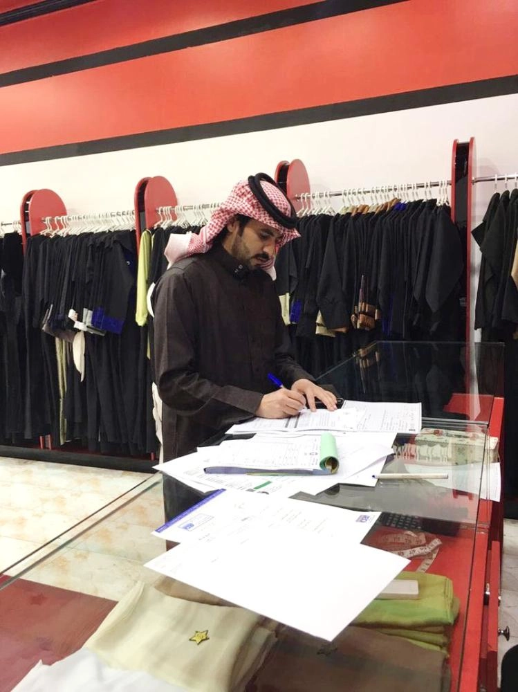 






مفتش العمل أثناء ضبط مخالفات تأنيث                                                                  (مكة)