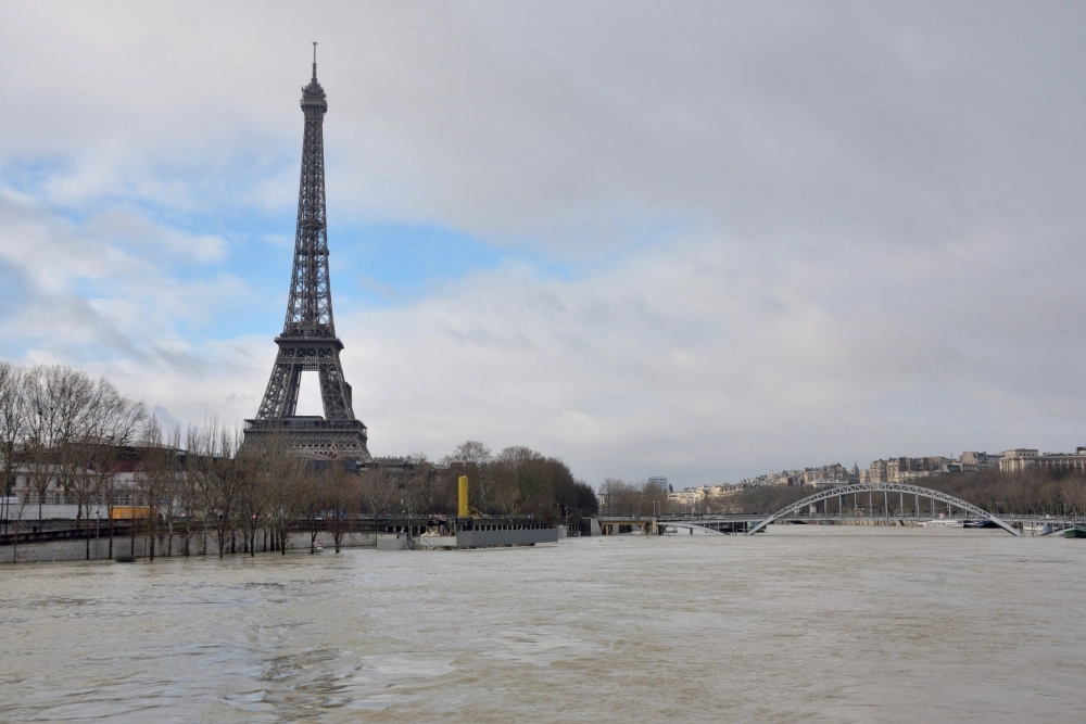 A general view of the flooded banks of the Seine River in front of the Eiffel tower as the water level is rising following heavy rain in Paris, France, 28 January 2018. Photo: Nicolas Briquet/SOPA via ZUMA Wire/dpa