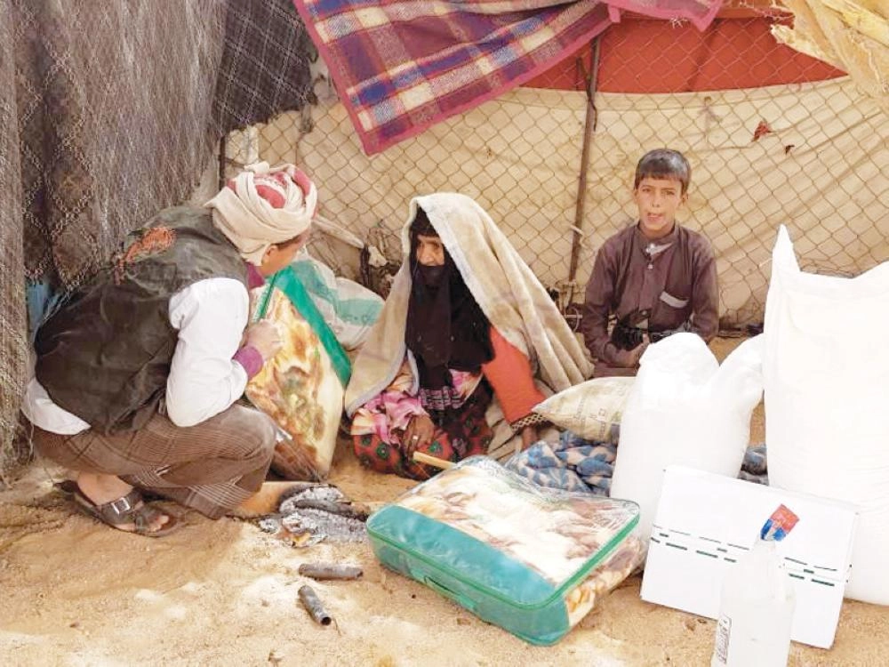 مركز الملك سلمان للإغاثة يوزع مواد إيوائية للأسر في الجوف أمس (واس)