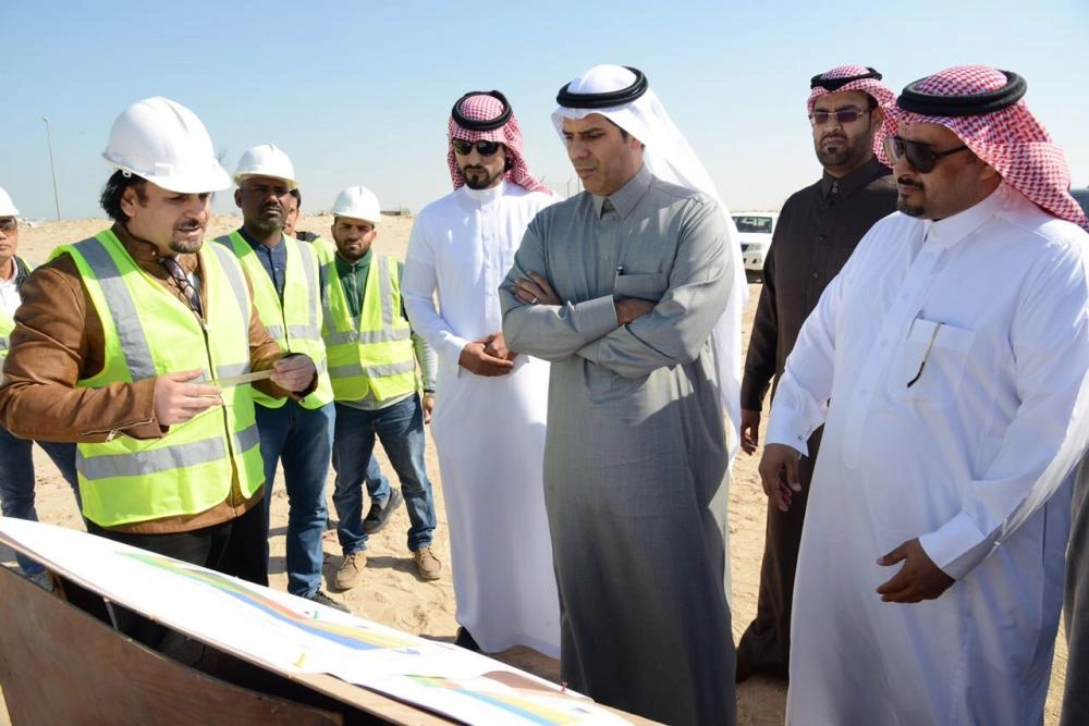 الوزير العامودي يستمع لشرع من مهندسي أحد المشاريع ( مكة )