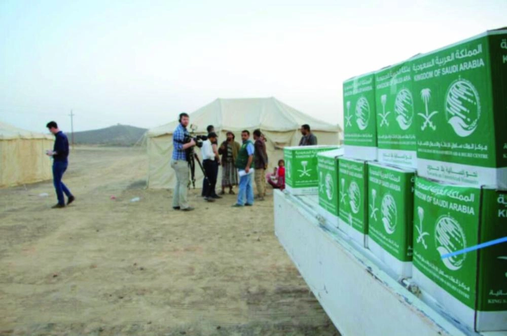 مساعدات إيوائية وغذائية من مركز الملك سلمان لنازحي صنعاء                                                                                          (واس)