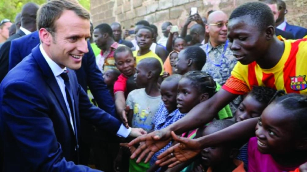 






الرئيس ماكرون يصافح مستقبليه من الأطفال في داكار                                                               (تويتر)