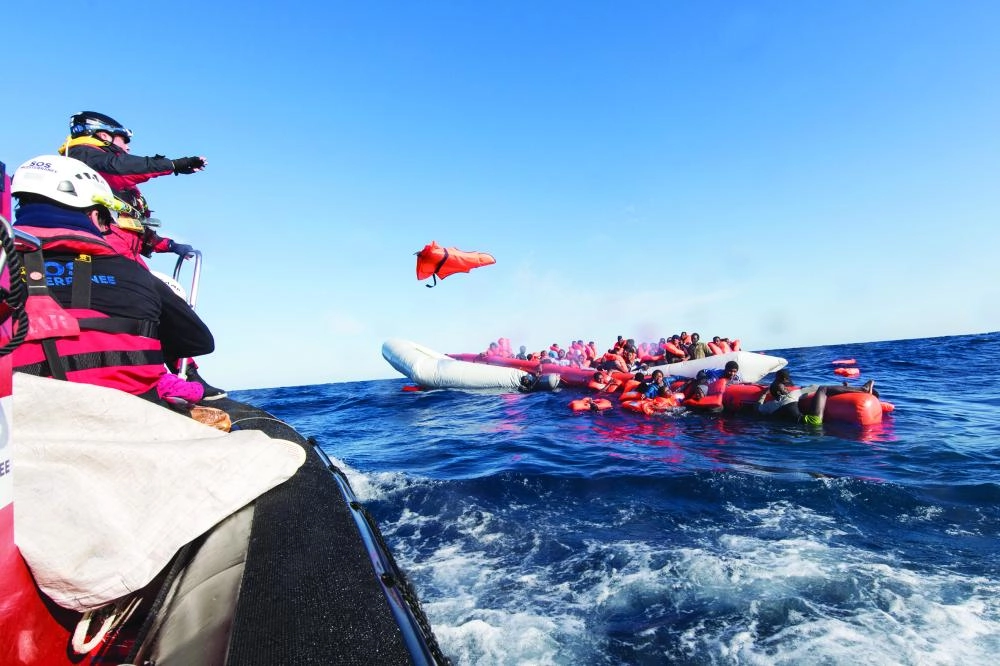 






قوة إيطالية تنقذ مهاجرين أمام سواحل ليبيا                                               (د ب أ)