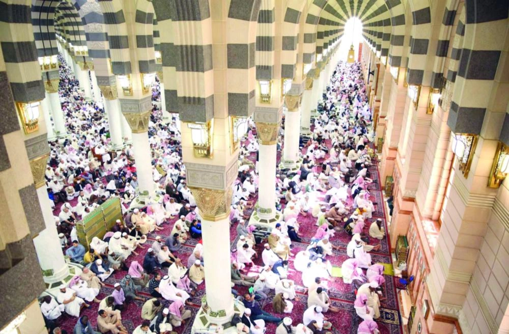 






 مصلون يستمعون لخطبة الجمعة في الحرم النبوي         (واس)