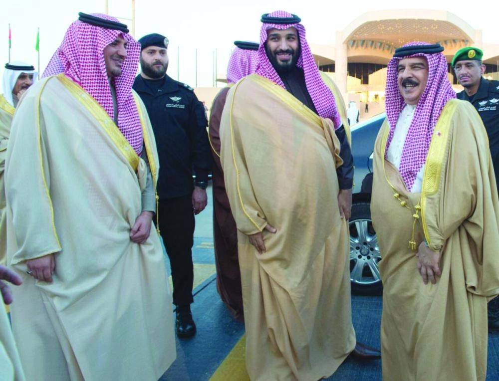 الأمير محمد بن سلمان مودعا الملك حمد بن عيسى أمس الأول