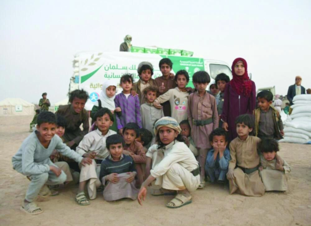 مساعدات سعودية للنازحين اليمنيين في مأرب (واس)