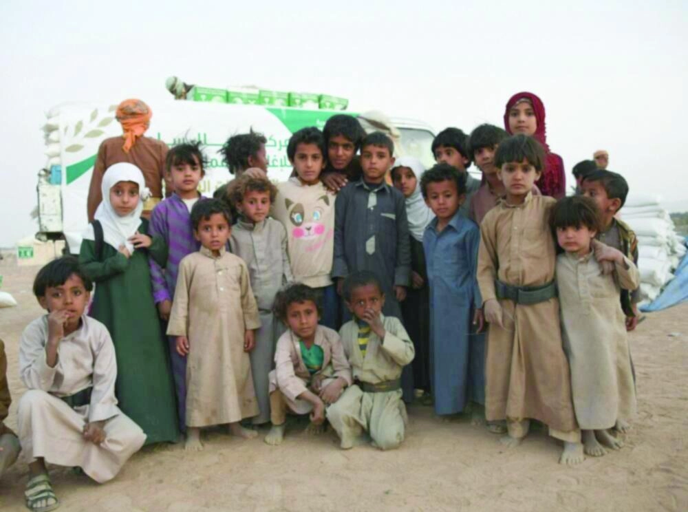 مساعدات سعودية للنازحين اليمنيين في مأرب (واس)