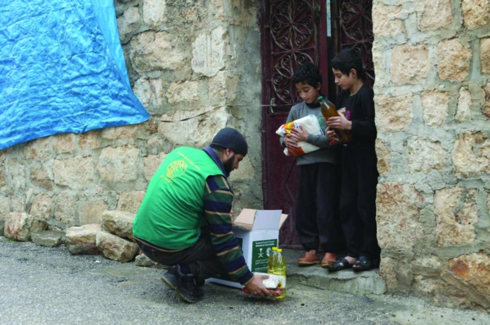 فرق مركز الملك سلمان توزع المساعدات للنازحين السوريين (واس)
