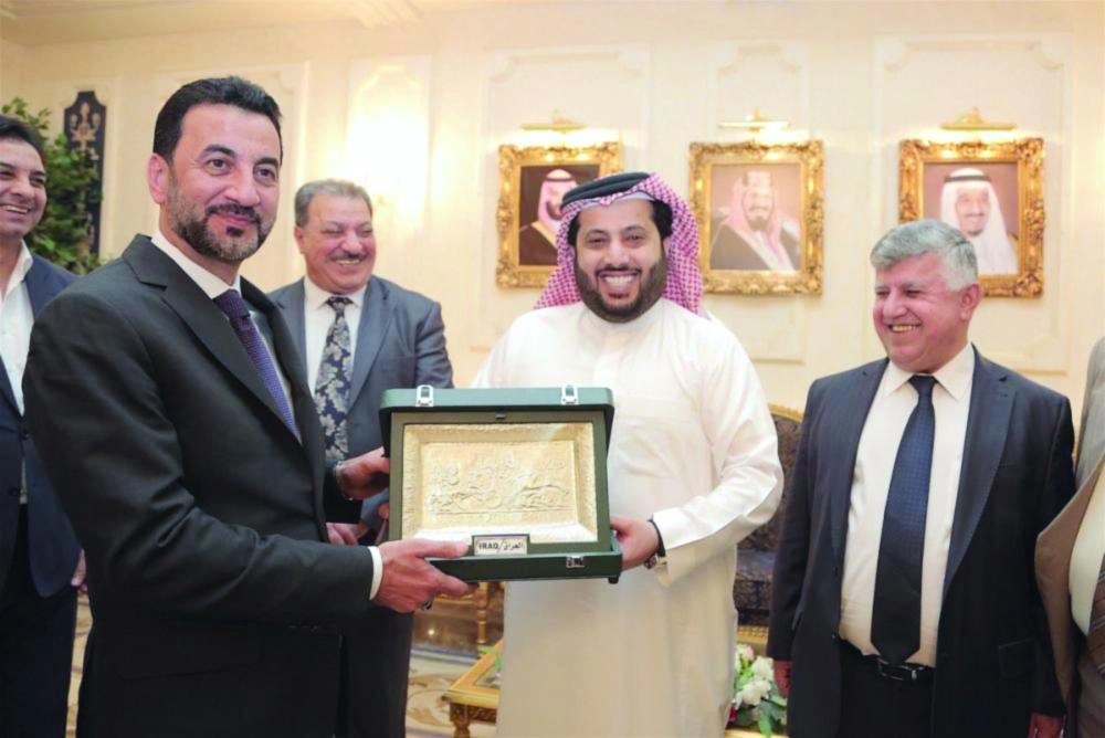 






تركي آل الشيخ خلال استقباله عبدالحسين عبطان                                    (هيئة الرياضة)