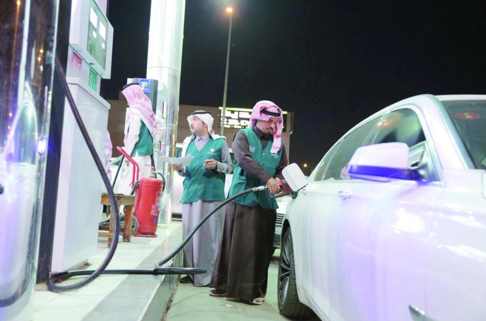 
فرق التجارة تفحص وقود إحدى المحطات في وقت سابق (مكة) 