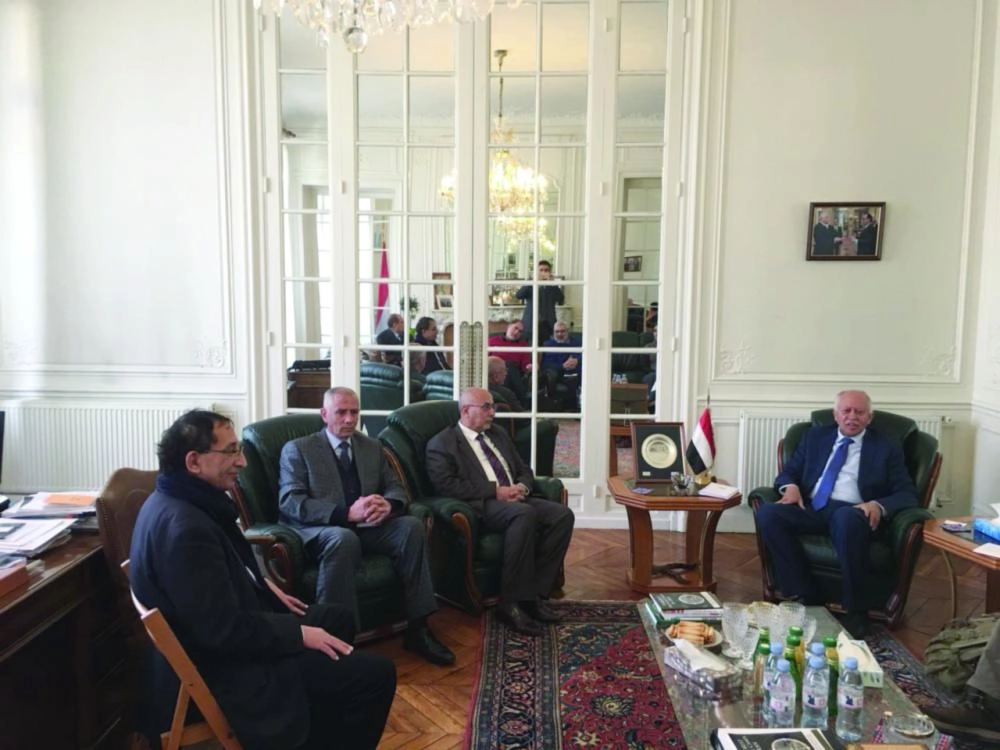 وزير الإدارة المحلية اليمني مستقبلا ممثلي عدد من المنظمات الإنسانية في باريس (سبأ نت)