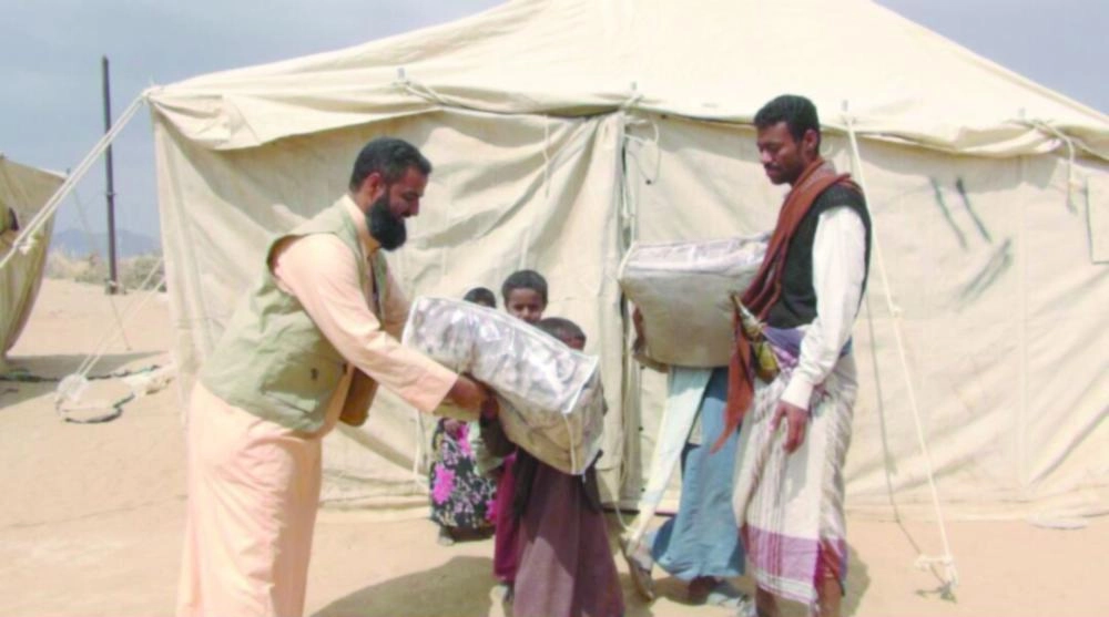 يمنيون في عسيلان شبوة يتسلمون مساعدات إسوائية من مركز الملك سلمان (واس)