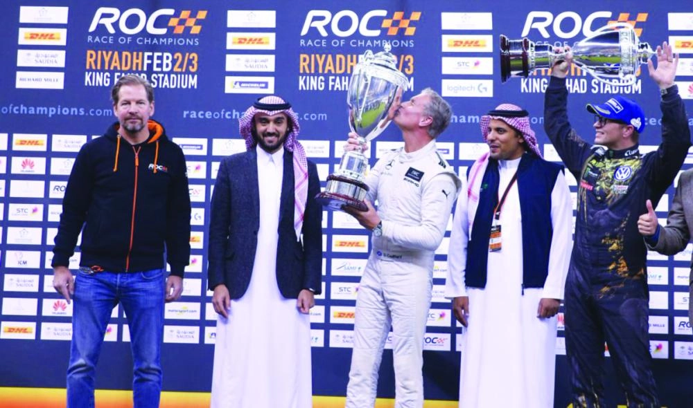 






 ديفيد كولتهارد محتفلا باللقب عقب تتويجه من قبل عبدالعزيز بن تركي أمس