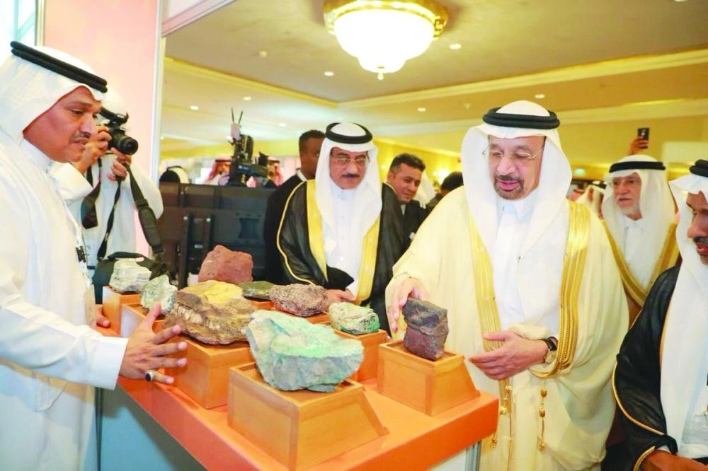 






الفالح خلال جولته بالمعرض المصاحب للمؤتمر                               (مكة)