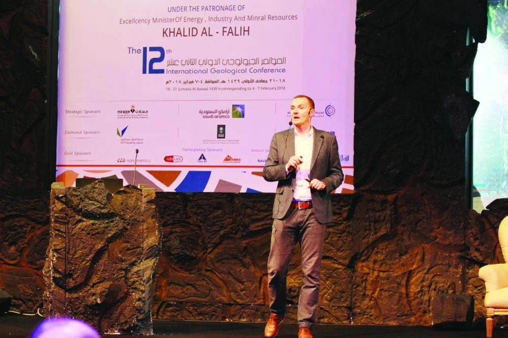 






أحد المتحدثين عن سياحة الكهوف                                                                          (مكة)