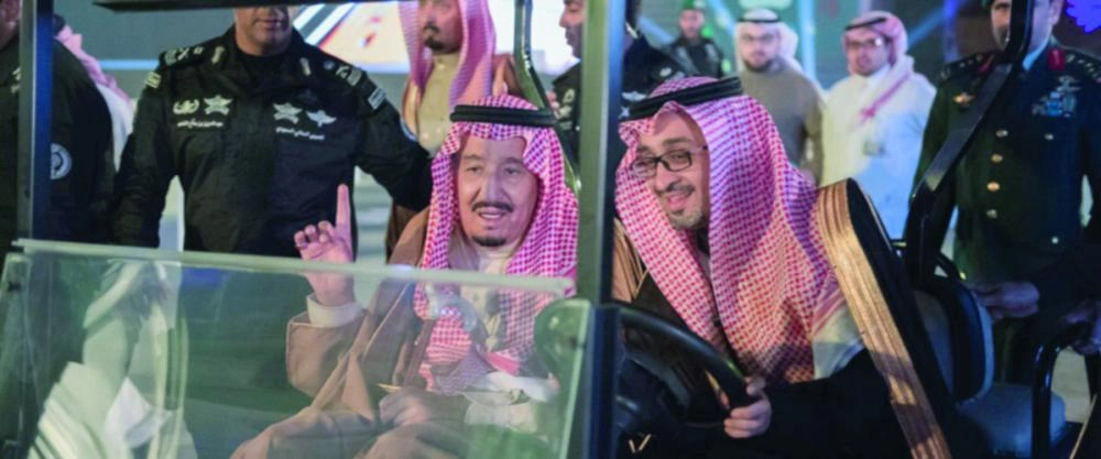 خادم  الحرمين الشريفين خلال تدشنه جناح مسك الخيرية في الجنادرية