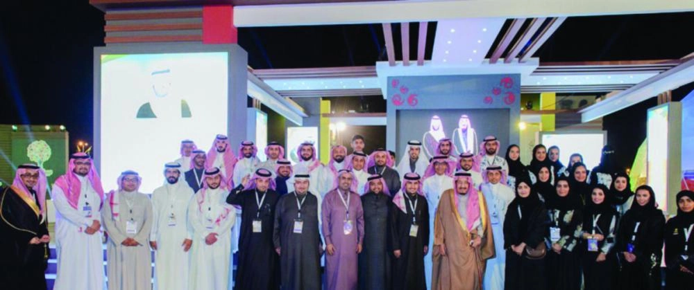 خادم  الحرمين الشريفين خلال تدشنه جناح مسك الخيرية في الجنادرية