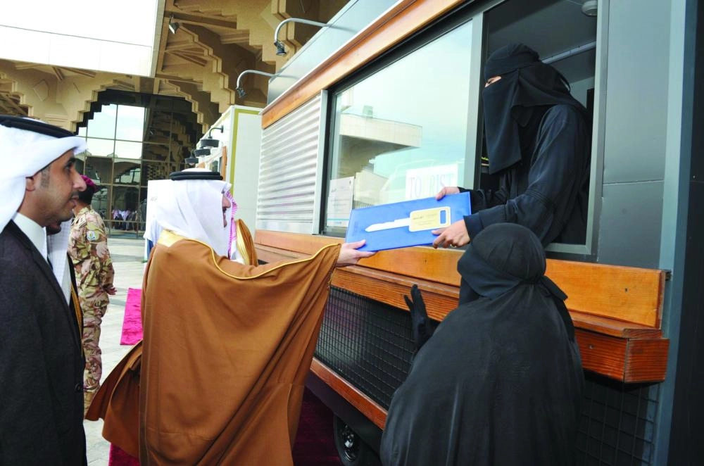 






سعود بن نايف مسلما مفتاح العربة لإحدى السيدات المنتجات                 (واس)