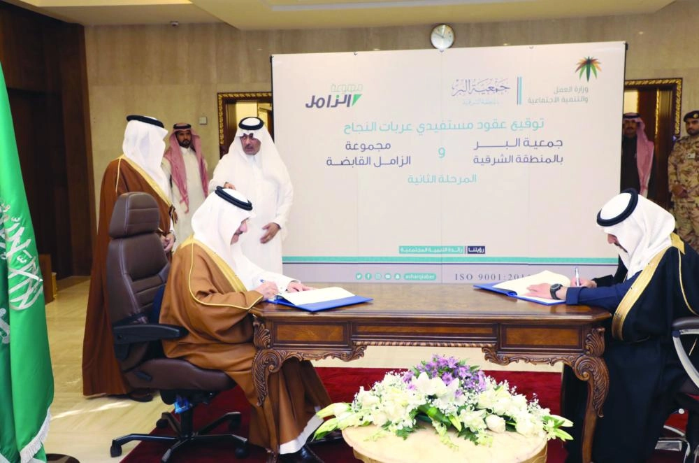 لحظة توقيع العقد 