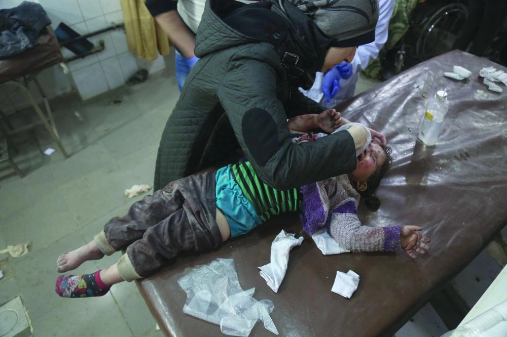 






طفلة تتلقى العلاج إثر إصابتها بعد غارة للنظام                              (د ب أ)