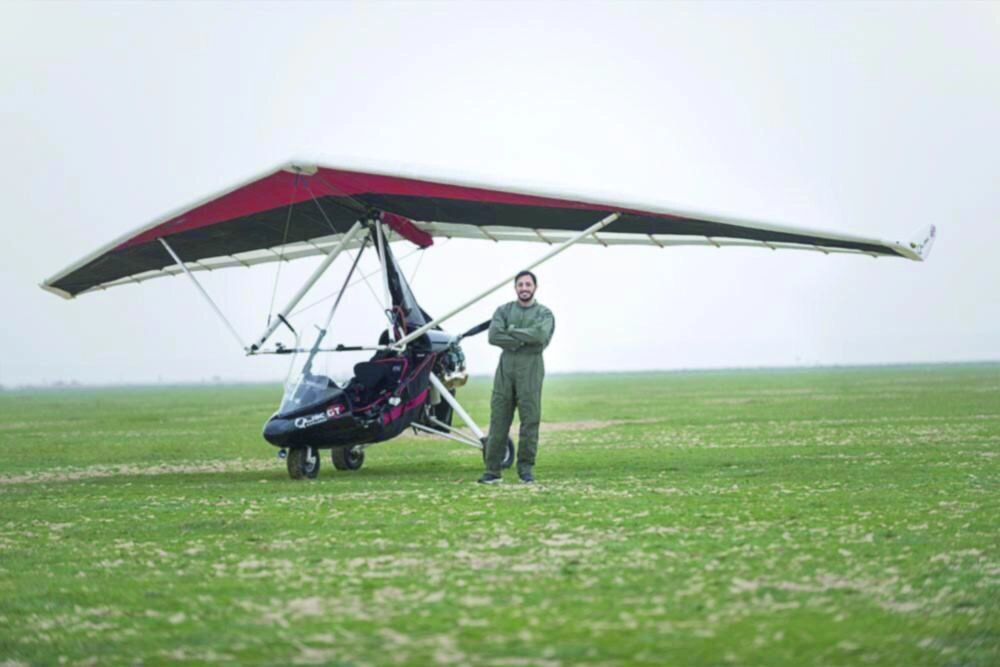 يوسف اللحيدان مع طائرته الشراعية                                   (مكة)