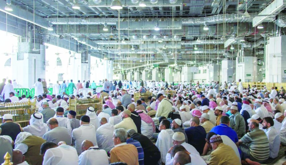 






مصلون يستمعون لخطبة الجمعة بالحرم المكي أمس     (شؤون الحرمين)