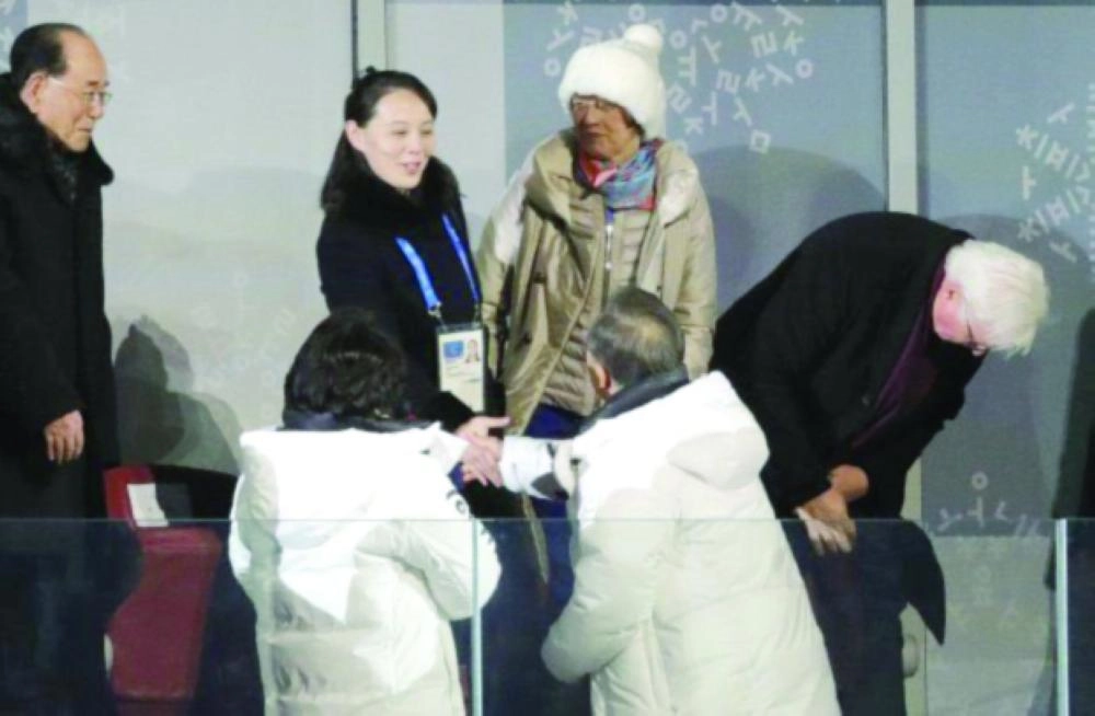 كيم يو جونج تصافح الرئيس الكوري الجنوبي قبل افتتاح الألعاب الشتوية أمس                                                              ( د ب أ)