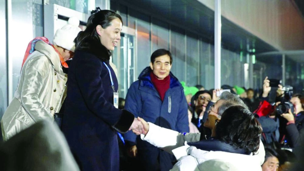 كيم يو جونج تصافح الرئيس الكوري الجنوبي قبل افتتاح الألعاب الشتوية أمس                                                              ( د ب أ)