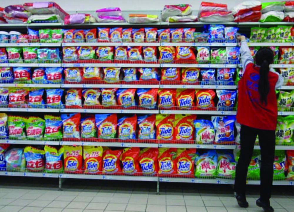 






فتاة تختار أحد منتجات المنظفات                  (مكة)