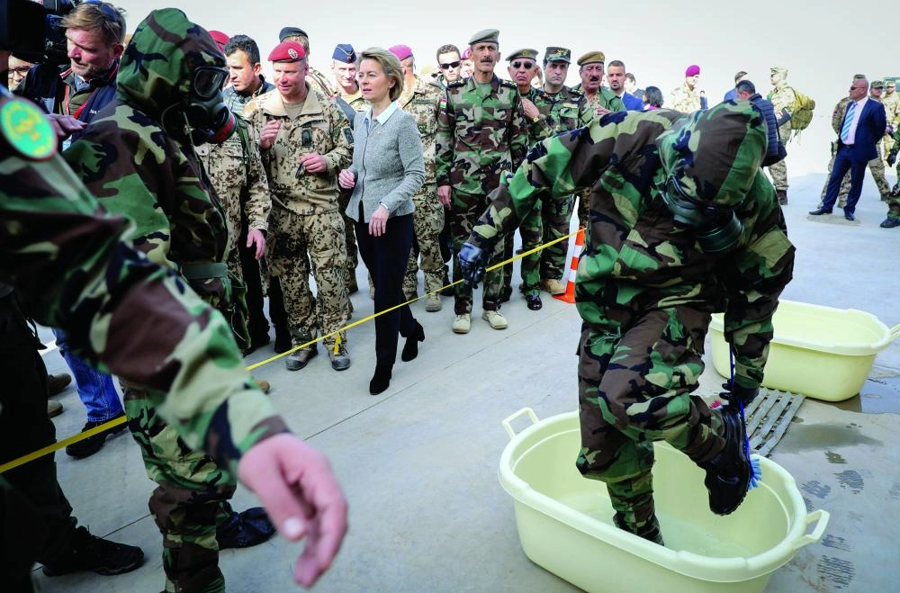 






أورزولا فون دير لاين تشاهد تدريبات لجنود البشمركة في أربيل          (د ب أ)