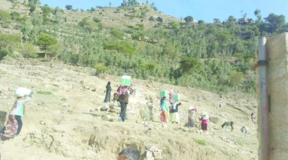 






يمنيون يحملون مساعدات سعودية في صبر الموادم بتعز                                                                                             (واس) 