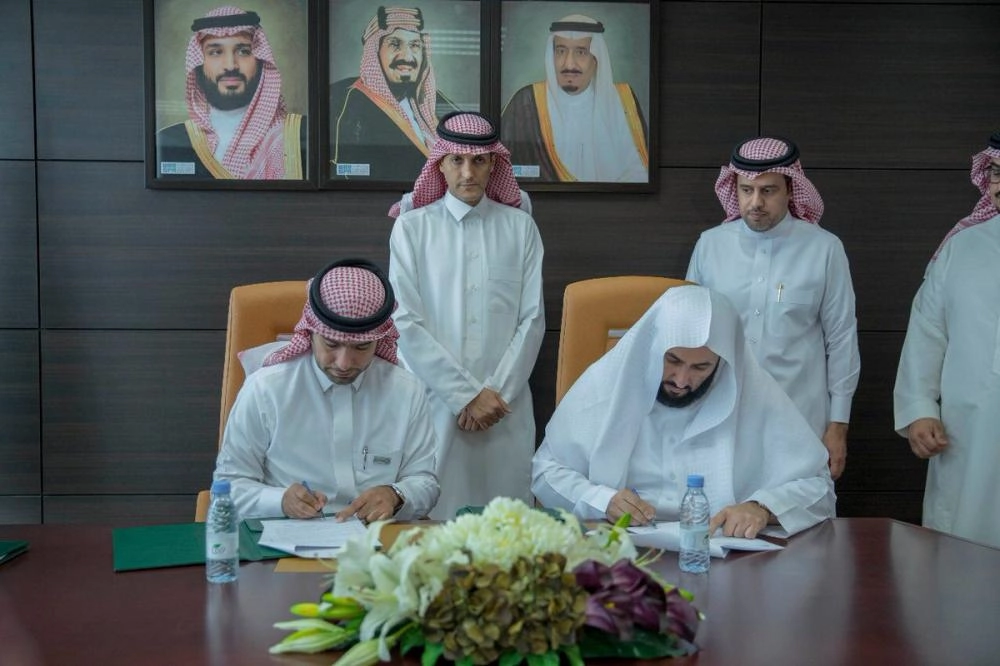 وزيرا العدل والإسكان أثناء توقيع الاتفاقية